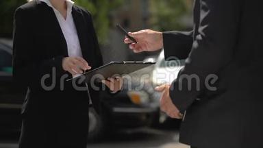 女商人与汽车经销商签订合同和握手，购买汽车